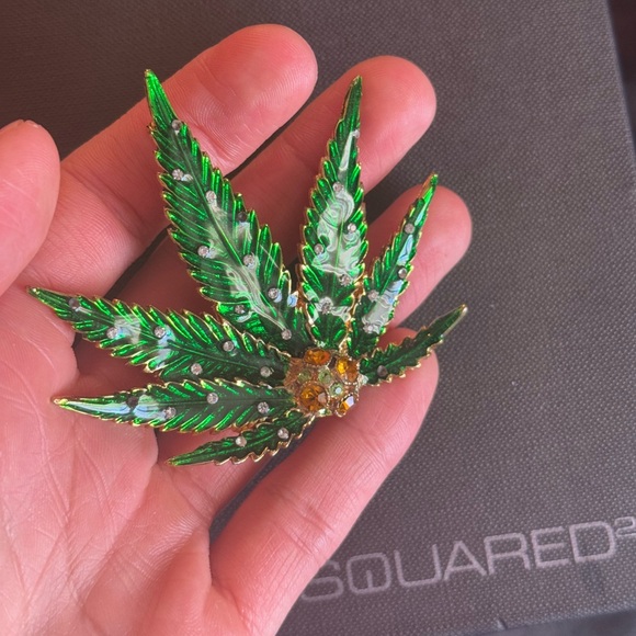 ***SOLD*** DSQUARED2 Spring Summer 2005 marijuana leaf plaque brooch - Picture 7 of 8